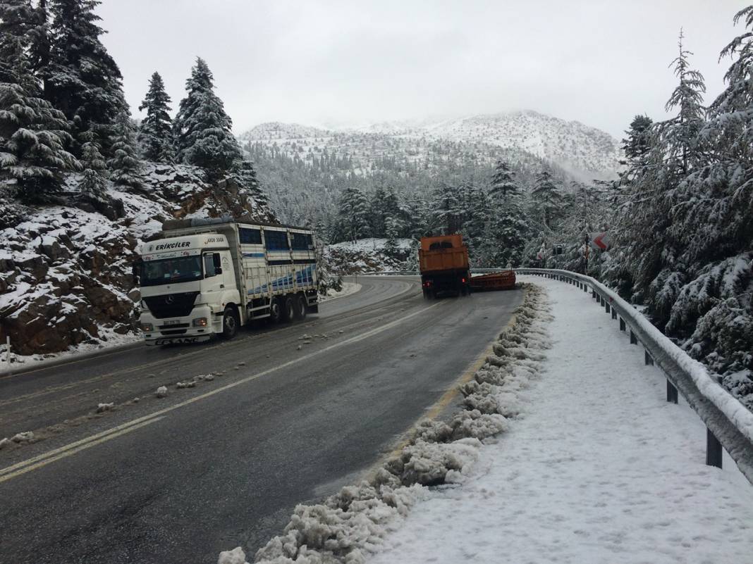 Ekipler seferber oldu! Konya-Antalya yolunda beyaz sürpriz 1